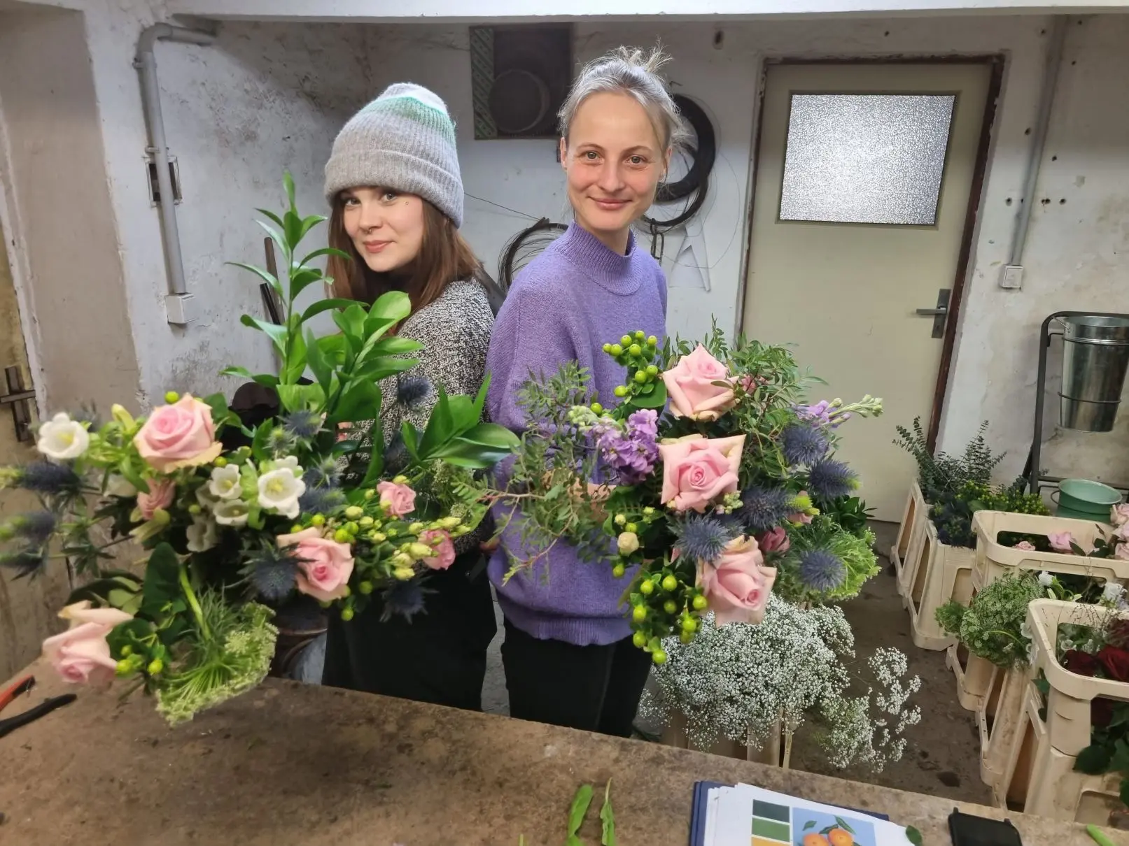 Květinářky vážou kytice v Kapustě